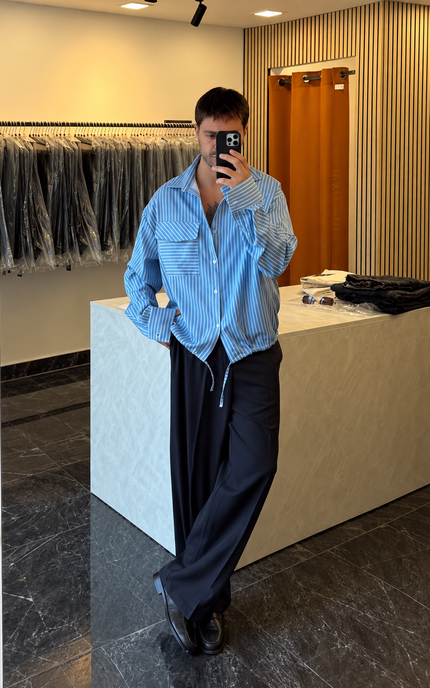Camicia rigata con tasca e coulisse -celeste