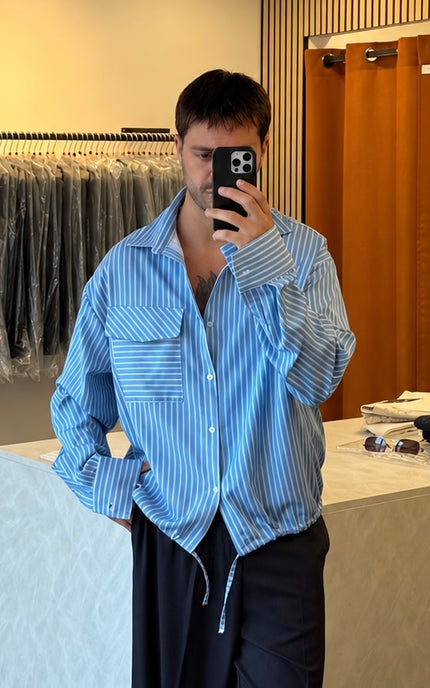 Camicia rigata con tasca e coulisse -celeste